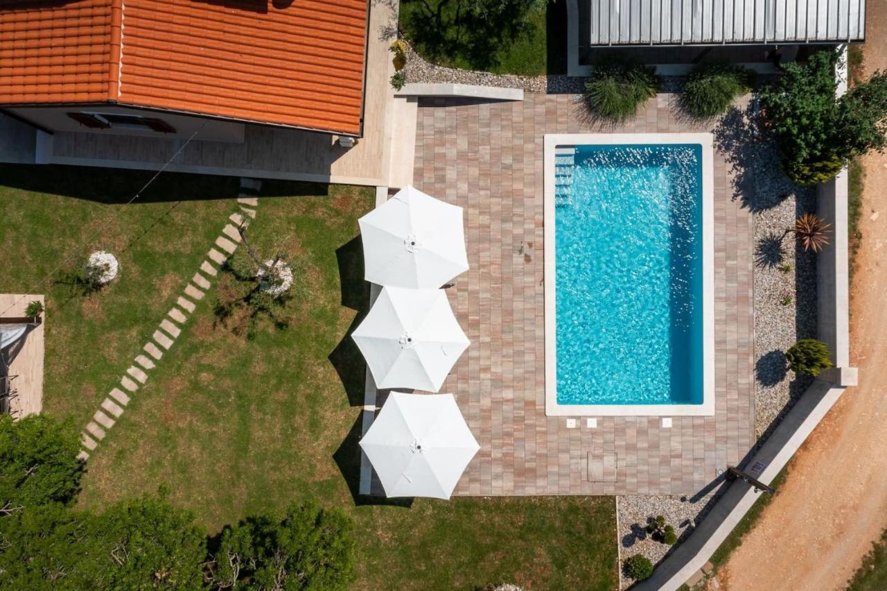 Activity Villa Gita With Pool And Grill In Tinjan 外观 照片