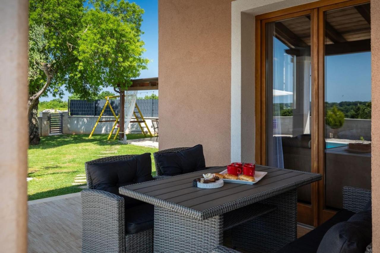 Activity Villa Gita With Pool And Grill In Tinjan 外观 照片