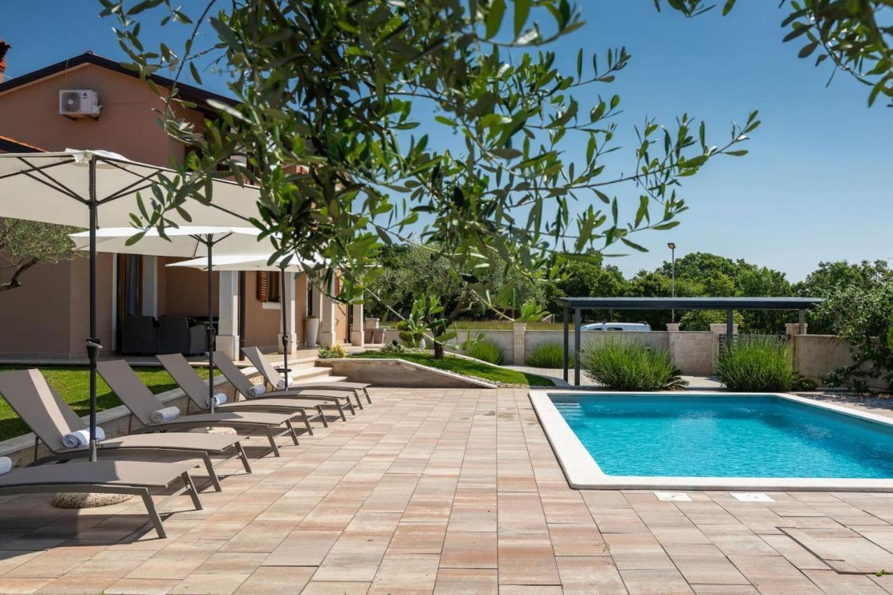 Activity Villa Gita With Pool And Grill In Tinjan 外观 照片